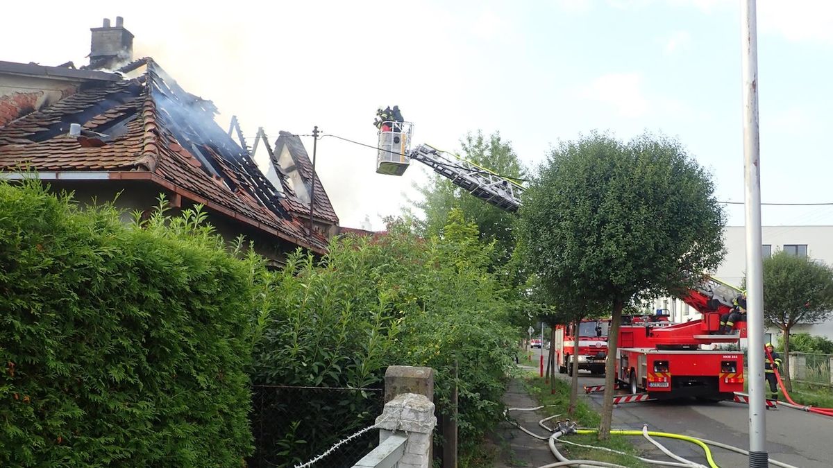 Mohutný požár ničil dům v Holešově